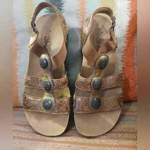 SAS Clover Sandal Crackle Bronze NWOT Girls Size 5